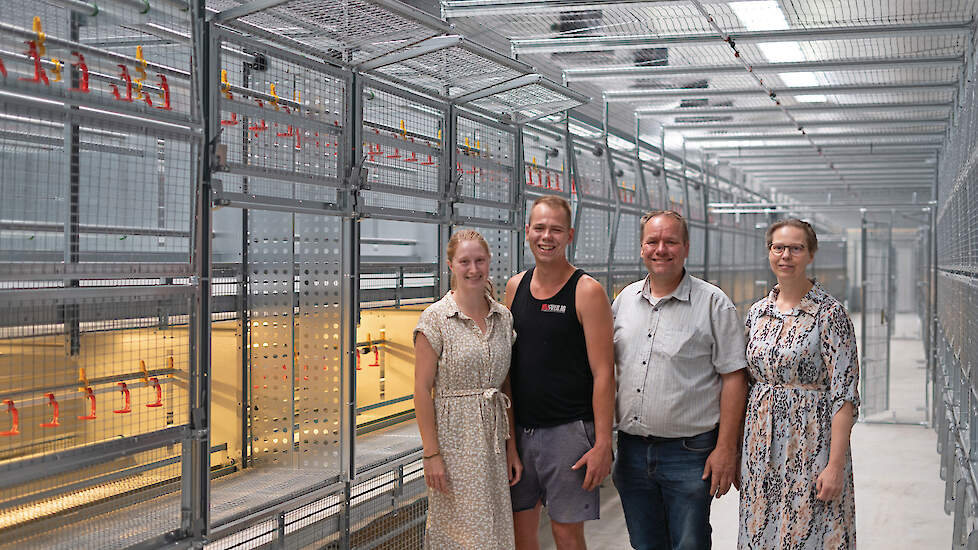 Schoondochter Esmée, zoon Evert, vader Ab en zijn vrouw Elly van Kruistum-De Greef in de nieuwe stal. Familie Van Kruistum koos als eerste opfokker in Nederland voor het Pro Motion-opfokvolièresysteem van Hellmann. „We hadden hier het beste gevoel bij", a