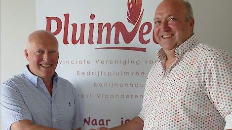 Chris Dhondt (rechts) is de nieuwe voorzitter van de Landsbond Pluimvee. Hij volgt vleeskuikenhouder Danny Coulier (links) op die deze functie tien jaar vervulde.