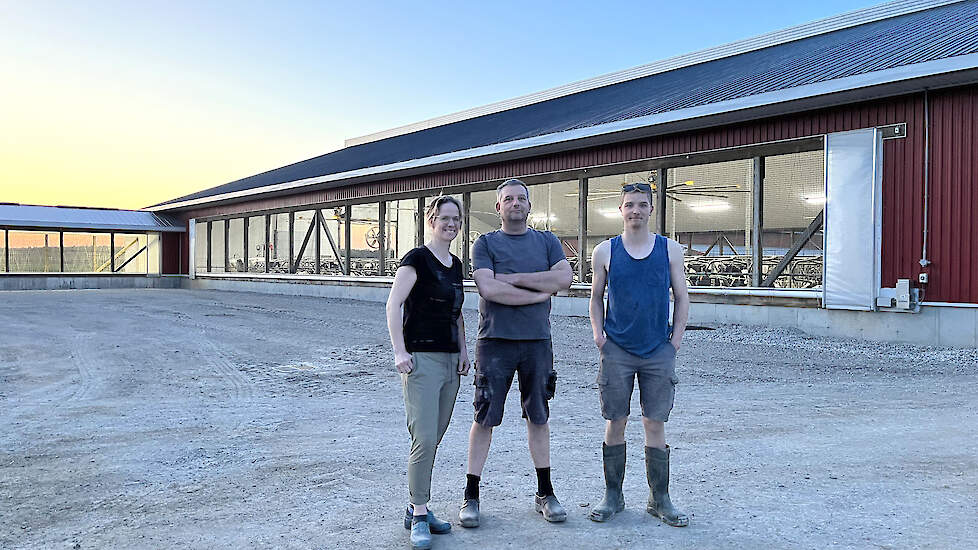 Isabelle (46), Pieter (55) en Chris (19) Claassen op het erf. Stan (21) is in de VS, Emma (16 ) was aan het werk in een plaatselijk restaurant.