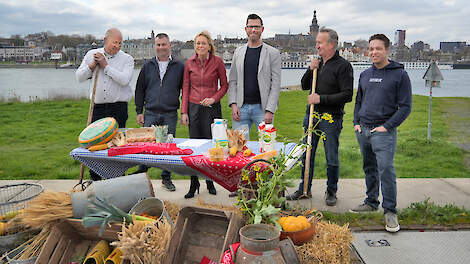 Van links naar rechts: Edwin Sengers (koolstofboer), Herbert Verploegen (koolstofboer), Kathleen Goense (directeur ZLTO), Joris Bouwmeister (directeur-bestuurder Stichting Vierdaagsefeesten), Martien Nillesen (koolstofboer) en Evert Daamen (koolstofboer).