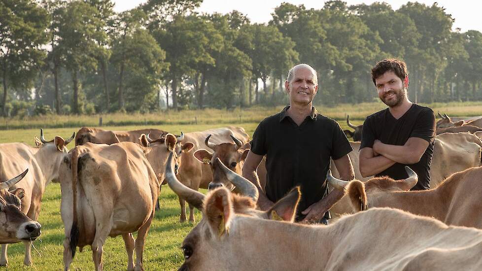 Jan Dirk (links) en Peter van de Voort boeren vlak bij de Veluwe. Volgens de Aerius Check is het bedrijf piekbelaster, maar Jan Dirk van de Voort is ervan overtuigd dat dit niet klopt.