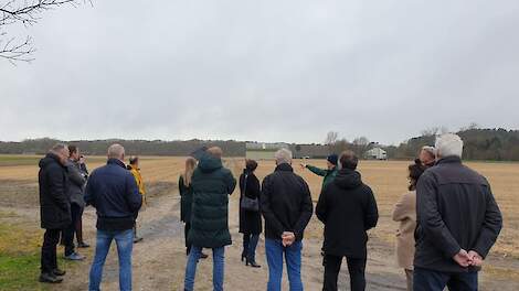 Statenleden laten zich terplekke bijpraten bij een bezoek aan Zanderij Noord.