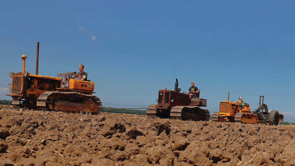 Het spektakelstuk vormde toch wel het werken met een Werklust-greppelploeg. Net als destijds stonden er drie rupstrekkers voor. Een Cat D6 (met hef) van Heijo Smit, een Hanomag K320 van Rini van Putten en een Cat D4 van de familie Muller. De machines zijn