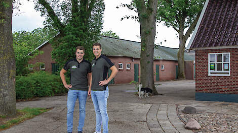 Bart (links) en Erwin Sprokkereef voor de verwerkingsruimte in Hengevelde. Rechts op de foto de boerderijwinkel van de familie Keuper.
