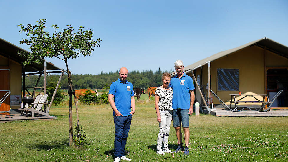 Familie Mul heeft een camping met winkel en ijsmakerij naast hun boerenbedrijf. Barend: „Een camping is niet iets wat je er even bij doet.” V.l.n.r. Stefan, Tineke en Barend Mul.