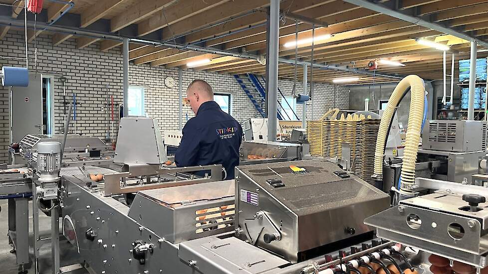 Jasper van Stiphout aan het werk in de nieuwe sorteer- en inpakruimte