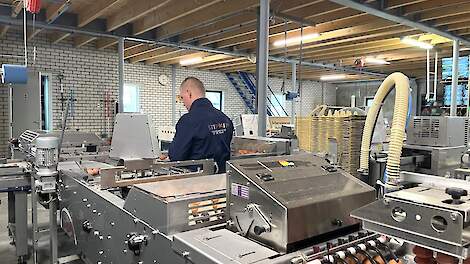 Jasper van Stiphout aan het werk in de nieuwe sorteer- en inpakruimte