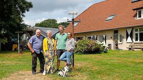 Theo en Oda Langeveldt hebben sinds kort het boerenbedrijf met 135 melkkoeien en camping overgedragen aan zoon Daan en diens vriendin Cynthia.