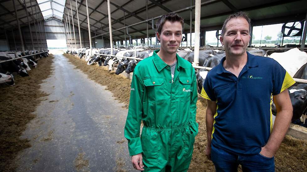 Melkveehouder Bart Ensing en rundveespecialist Edwin Berg