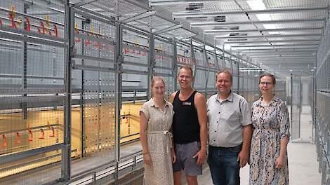 Schoondochter Esmée, zoon Evert, vader Ab en zijn vrouw Elly van Kruistum-De Greef in de nieuwe stal.