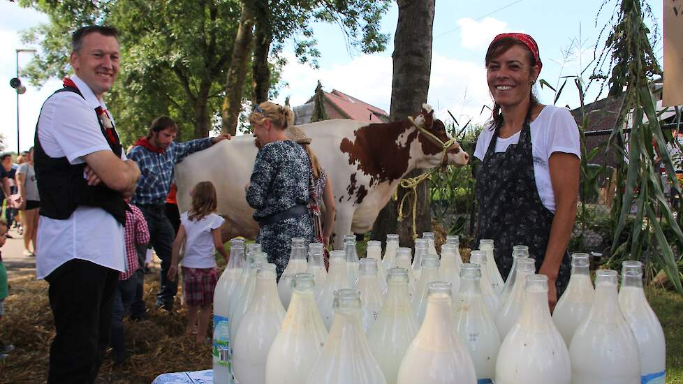 Silvain Kusters (links) gaat op het Oude Ambachtenfestival in Einighausen steeds graag het gesprek aan met burgers over de hedendaagse melkveehouderij.