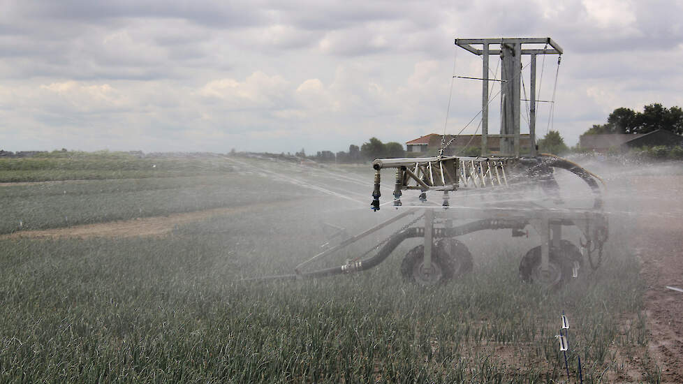 Het bovenover toepassen van water is het minst efficiënt in vergelijking met druppelirrigatie.