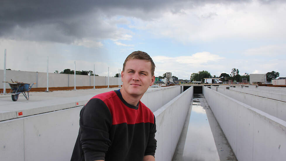 Willard Wigboldus in Garmerwolde op de bouw van hun nieuwe stal met aardbevingsbestendige mestkelder.