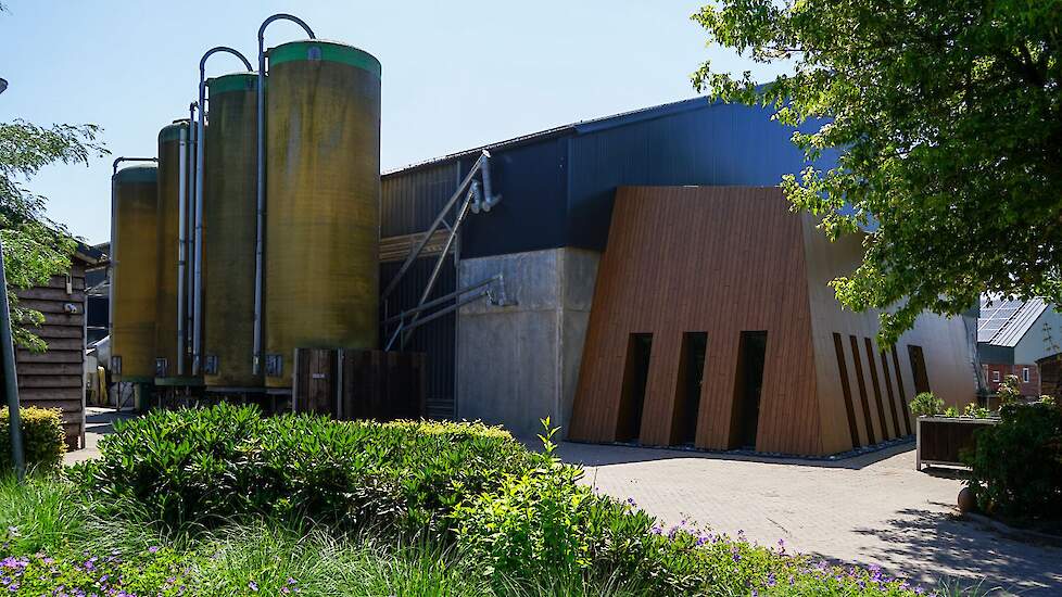 De aanbouw met ontvangst en zichtruimte en hygiënesluis bij Duis scharrelfarm in Bladel