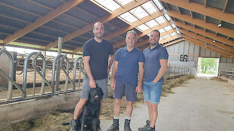 Familie Klunder bouwde een nieuwe melkveestal met houten spanten, met behulp van een investeerder voor duurzame projecten.