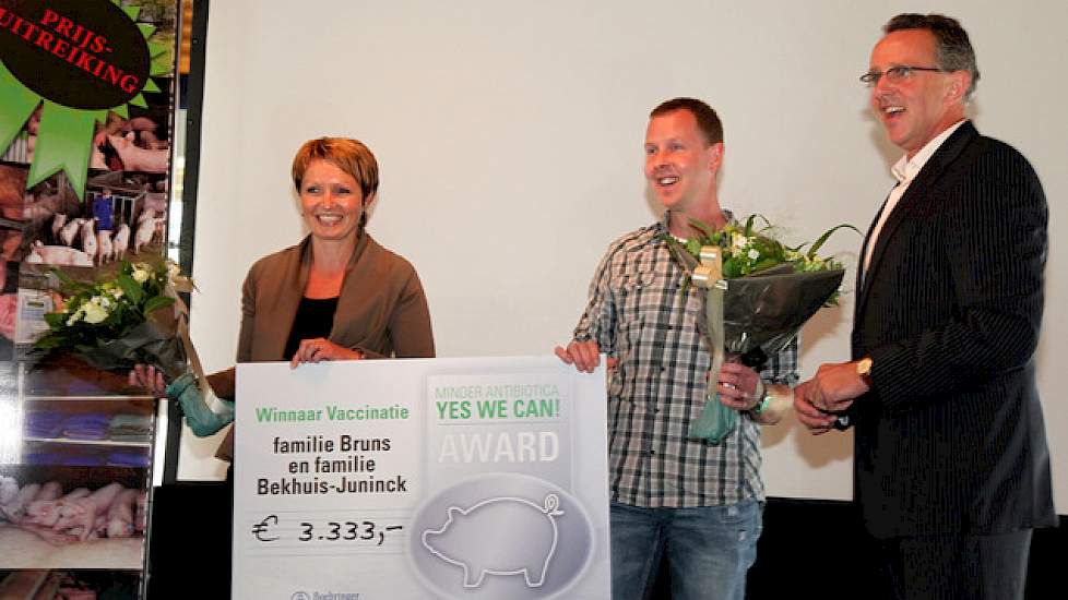 Zeugenhouder René Bruns uit Saasveld en vleesvarkenshouder Simone Bekhuis uit Weerselo namen op de Landbouwvakbeurs in Den Bosch de gezondheidsaward van farmaceut Boehringer Ingelheim in ontvangst.