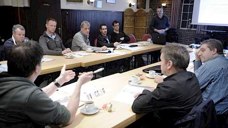 De studieclub van varkenshouders bijeen.