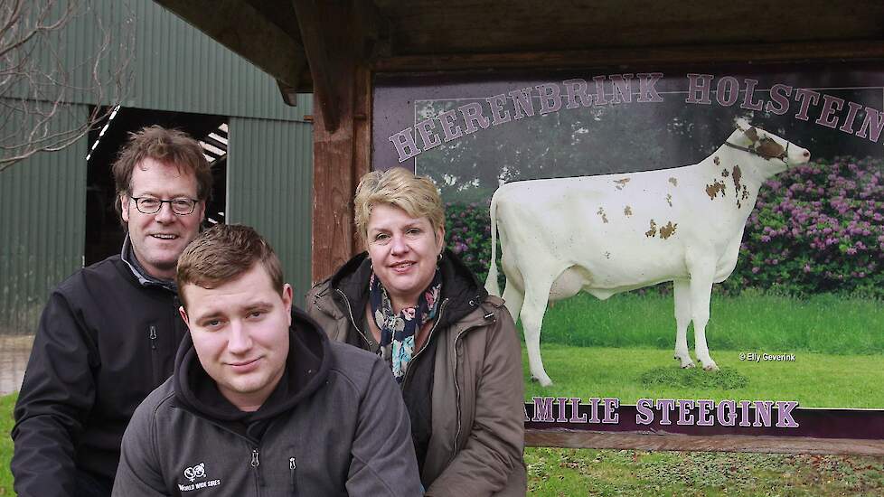 Jan Steegink hier op archiefbeeld met zijn vrouw en zoon.