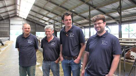 Van links naar rechts: Cliënt Frank, Geert en Bart Savelkouls, cliënt Niels