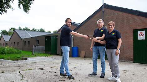 Vermeerderaar Barry van Horrik (links) zette zijn huidige ronde die begin juli arriveerde slechts 5,6 procent hanen op. Barry van Horrik (39) wil het vleeskuikenouderdierenbedrijf is Someren (NB) dit jaar overnemen van zijn ouders Mart (70) en Annie (68).