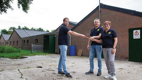 Barry van Horrik (39) wil het vleeskuikenouderdierenbedrijf in Someren (NB) dit jaar overnemen van zijn ouders Mart (70) en Annie (68).