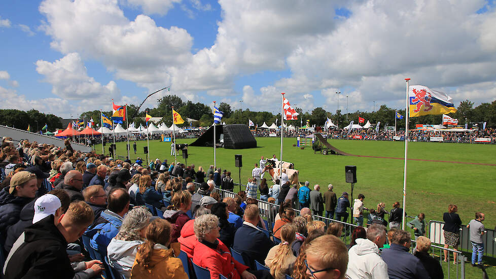 De kampioen lopen hun ronde door de hoofdring en worden daar gehuldigd.