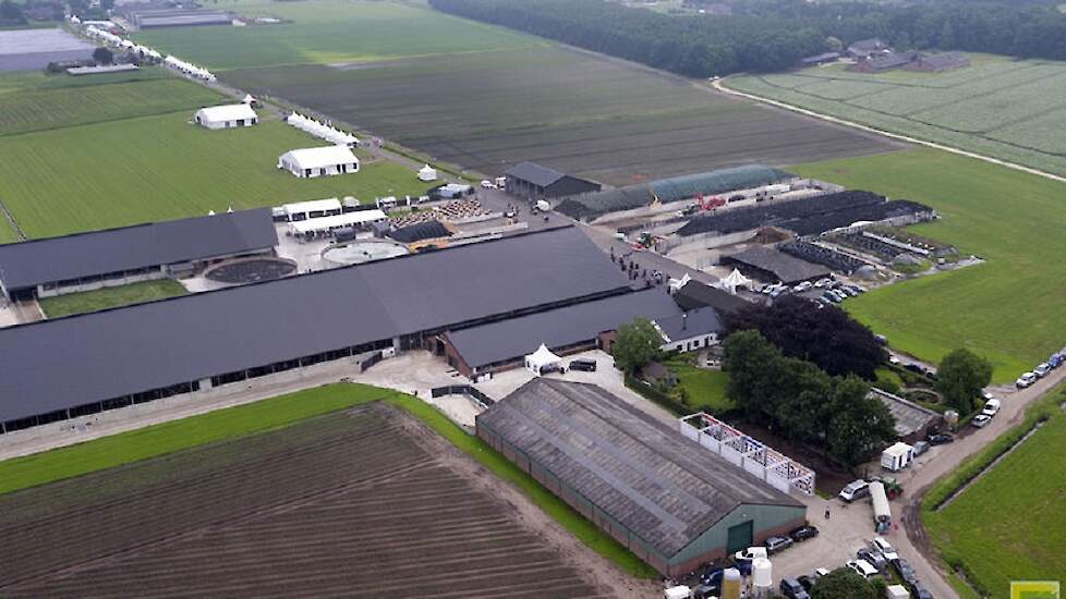 Het melkveebedrijf van K.I. Samen (onder op de foto) en linksboven de stierenstallen.