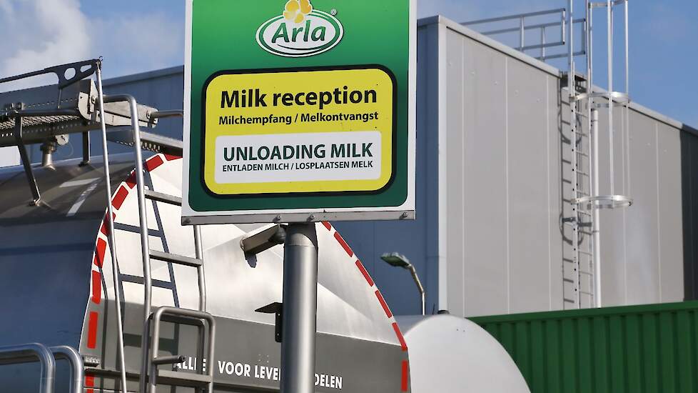 Melk wordt gelost bij Arla in Nijkerk.