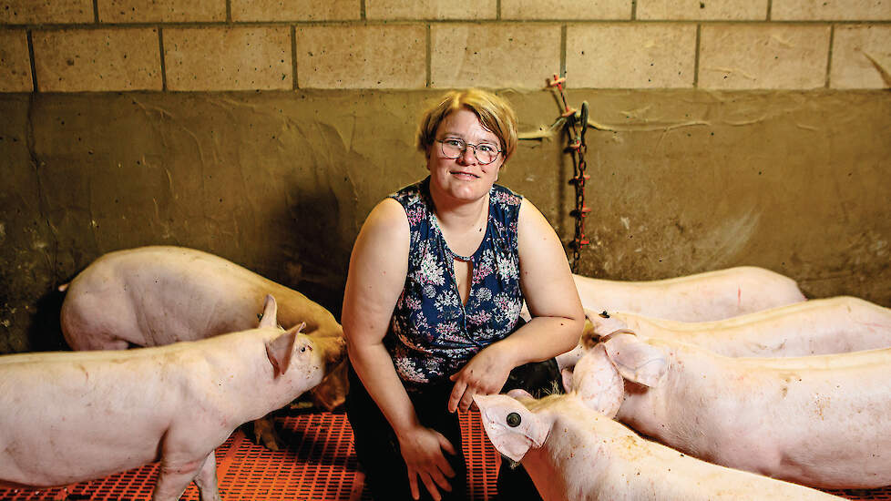 Annelies heeft het plezier in de varkenshouderij teruggevonden. Ze heeft veel meer contact met de buurt. „Je komt onder de mensen”