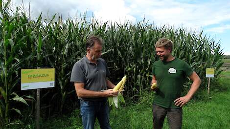 Erik Schieven (links) van Farmsaat en bioboer Bas Tempert bij diens proefveld voor biologische maïsrassen op de Lemelerberg.