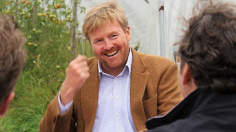 Koning Willem-Alexander tijdens een eerder werkbezoek in gesprek met boeren elders in het land.