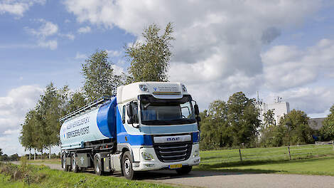 Een bulkwagen van voerfabrikant Klein Hekkelder uit Voorst, uit de gelijknamige Gelderse gemeente.