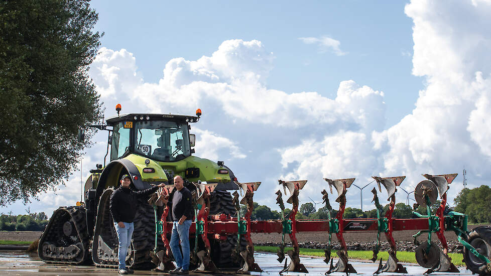 Na tien jaar NKG is ploegen weer helemaal terug als hoofdgrond­bewerking. Ze doen dat ondiep(22 centimeter), on-land en met aandacht voor de bodemdruk. „Ploegen is minder weersafhankelijk. Je vindt altijd wel een moment.”