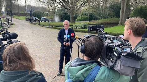 Minister Adema na het klappen van het landbouwakkoord.