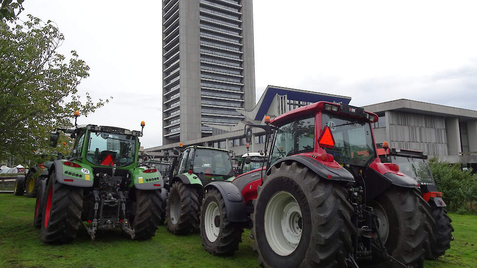 Brabantse boeren bij het provinciehuis in Den Bosch protesteren tegen het stallenbesluit.