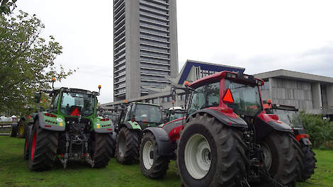 Brabantse boeren bij het provinciehuis in Den Bosch protesteren tegen het stallenbesluit.