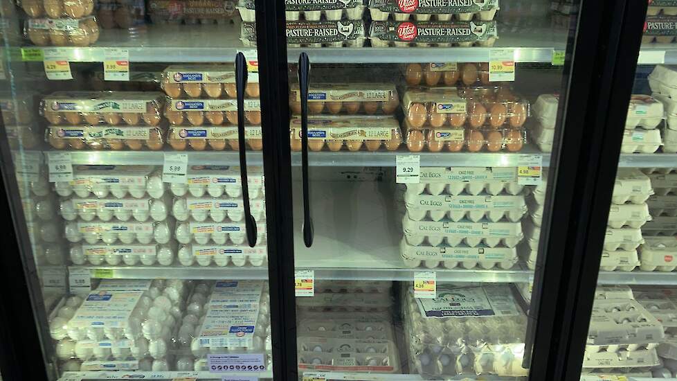 Het eierschap in een Amerikaanse supermarkt in Californië. Amerikanen kopen momenteel vooral kooi-eieren.
