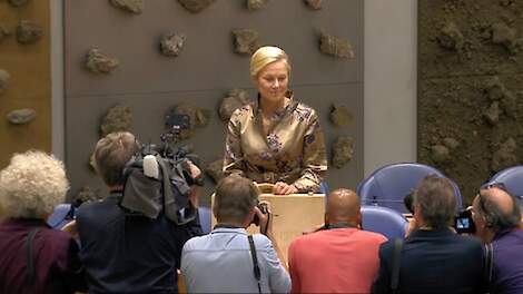 Demissionair minister van Financiën Sigrid Kaag presenteert 'het koffertje' in de Tweede Kamer