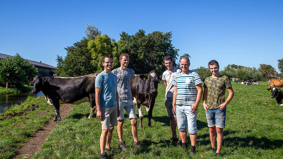 Kaasboerderij Verweij in Polsbroek is een echt familiebedrijf. Het wordt gerund door de broers Cock (tweede van rechts), Pieter (eerste van links) en Jaco (tweede van links) Verweij. De volgende generatie komt er met Corjan (rechts) en Martjan (midden) al