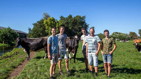 Kaasboerderij Verweij in Polsbroek is een echt familiebedrijf. Het wordt gerund door de broers Cock (tweede van rechts), Pieter (eerste van links) en Jaco (tweede van links) Verweij. De volgende generatie komt er met Corjan (rechts) en Martjan (midden) al