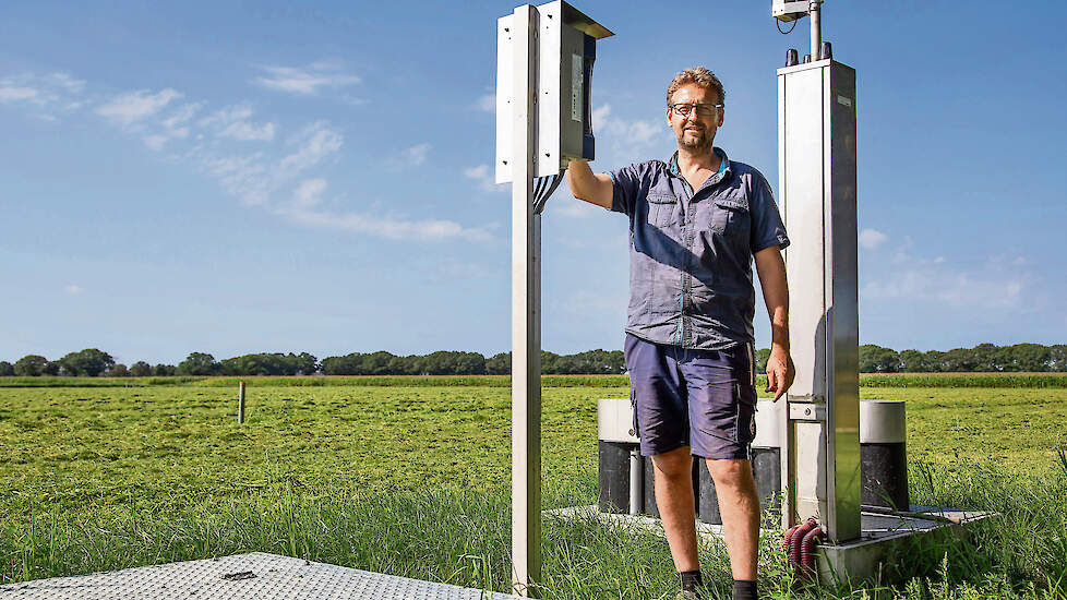 Arjan Manders zegt zeer te spreken te zijn over de subirrigatie (ondergrondse irrigatie), een systeem dat in 2021 op hun huiskavel is aangelegd.