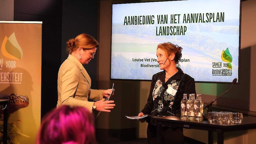 Louise Vet (rechts) hier in gesprek met minister Van der Wal, is een van de sprekers.