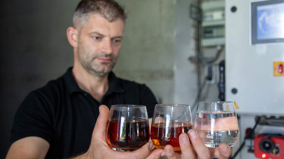 De glazen laten mooi de verschillen in de vloeistof zien. De dunne fractie uit de decanter, de vloeistof na de biologische zuivering en het water na de zuivering door de bronwaterinstallatie.