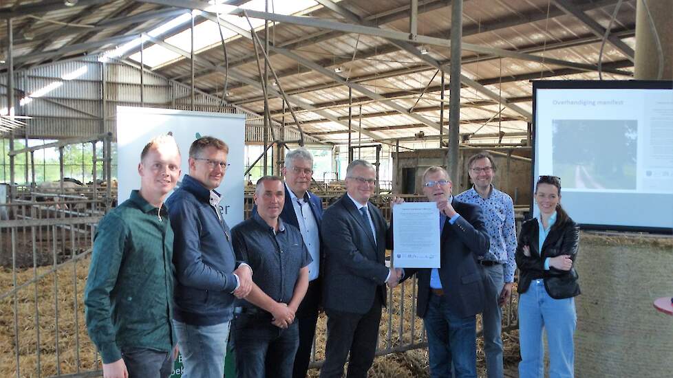 Boeren boden vorig jaar het manifest aan gedeputeerde Ten Bolscher aan.