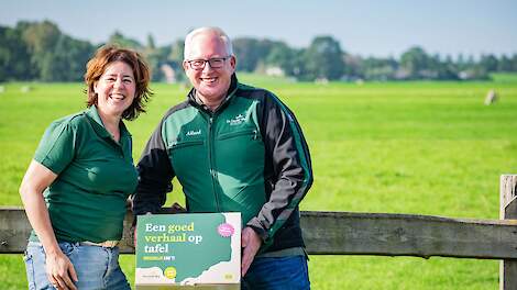 Allard Bakker (directeur) en Joyce van den Bos (manager business development) van De Groene Weg met de Goed Verhaal Box.