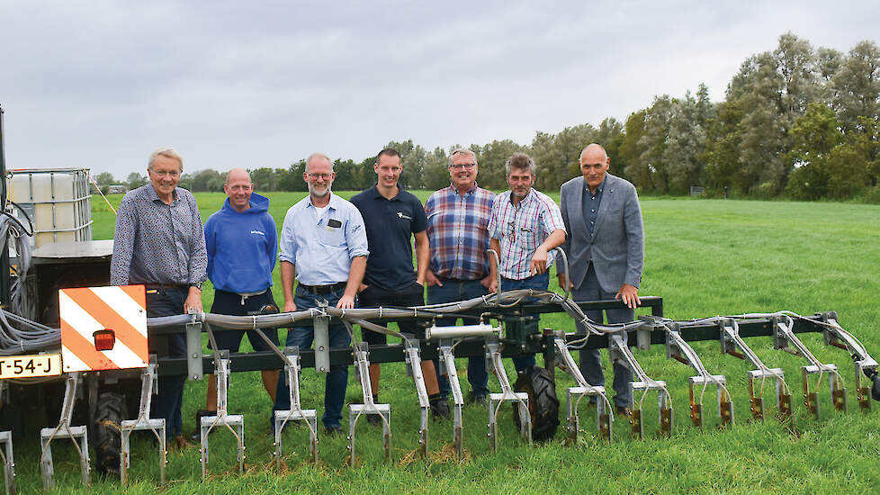 Projectleider Wim de Hoop, Arnold den Hollander, Peter Bogards, Gert Jan van Leeuwen, technisch specialist George Laan, Rinus Bos en machinebouwer Herre Bartlema (van v.l.n.r.) werken intensief samen om het gebruik van circulaire meststoffen te optimalise