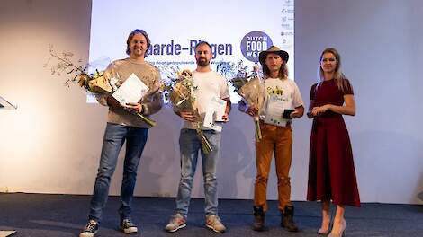 In Friesland kregen de winnaars de Waarde-Ring uitgereikt door gedeputeerde Femke Wiersma. Geheel links op de foto Folkert Botma.