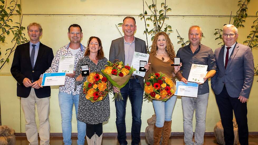 Stephan Rientjes (midden) met de Waarde-ring van Overijssel.