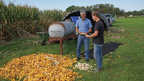 Gerard Derks (links) overlegt met onderzoeker Jan Peter van der Hoeve over een strokenteeltproef met maïs, pompoenen en bonen. Het is een voorbeeld van onderzoek dat vooruitloopt op de praktijk. De stroken zijn smaller dan in de praktijkproeven in Lelysta
