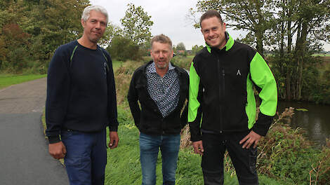 V.l.n.r. Marco van der Spek, Eddy van Wijk en Gerben van der Steeg. De akkerbouwers composteerden dit jaar 600 kubieke meter maaisel op hun eigen erf.